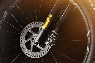 Auf Wunsch von Fabio Wibmer wurden an den Signature Bikes Magura MT7-Bremsen mit 203 mm Scheiben verbaut, um das Gefährt ordentlich zu verzögern.