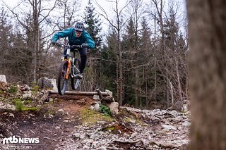 Mit seinen 125 mm Federweg am Heck freut sich das Commencal Tempo über einen aktiven Fahrstil. Mit seinen 125 mm Federweg am Heck freut sich das Commencal Tempo über einen aktiven Fahrstil.