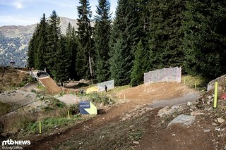 Ein Klassiker in der Schweiz: Die sehr schnelle Linkskurve mit anschließendem Holz-Step Up ist seit der ersten Ausgabe in der Lenzerheide ein festes Element.