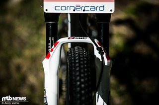 Optisches Highlight an ihrem Rad: Weiß-rote Decals auf der weißen RockShox Sid Federgabel Optisches Highlight an ihrem Rad: Weiß-rote Decals auf der weißen RockShox Sid Federgabel