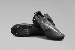 Mit 231 Gramm in Schuhgröße 42 haben die Entwickler von Specialized den bis dato leichtesten MTB-Schuh in ihrer Geschichte entwickelt