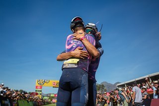 Zwei beste Kumpels, die einen der größtmöglichen Erfolge im Mountainbikebereich einfahren konnten. Eine unglaubliche Geschichte, die Georg Egger und Lukas Baum erleben durften Zwei beste Kumpels, die einen der größtmöglichen Erfolge im Mountainbikebereich einfahren konnten. Eine unglaubliche Geschichte, die Georg Egger und Lukas Baum erleben durften