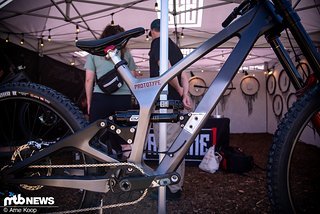 Das Bike basiert teilweise auf einem We Are One Arrival Rahmen, der mittlere Part rund um den durch das Sitzrohr stoßenden Dämpfer ist allerdings neu.