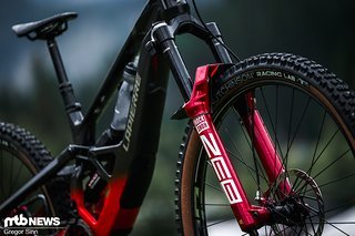An der Front sorgt eine knallrote RockShox Zeb für Kontrolle.