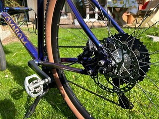 Verzögert wird mit einer Kombination aus Shimano GRX600 Hebeln und Shimano XT BR-M8100 Bremssätteln