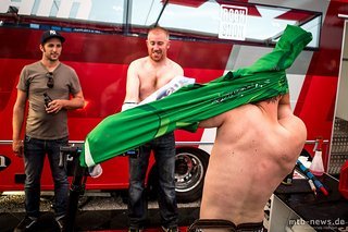 Obligatorisch: Trikot-Tausch am Schluss. Wer würde jetzt nicht gerne ins verschwitze, verölte Mechanikertrikot schlüpfen?