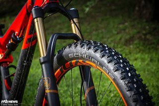 Am Test-Bike ist noch die breite Fox 34 montiert, in der Serie kommt die schlankere 29" Version zum Einsatz, die für Reifen bis 2,8" Breite (27,5") freigegeben ist