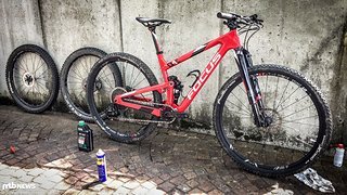 Pflicht: Der dringende Umbau auf Tubeless vor der Abfahrt nach Finale Ligure!