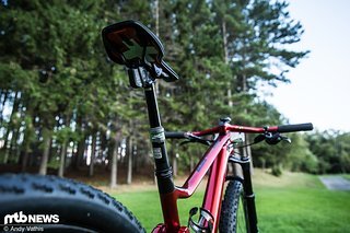 Passend zur SRAM Eagle AXS-Schaltung kommt natürlich auch die RockShox Reverb AXS-Variostütze zum Einsatz
