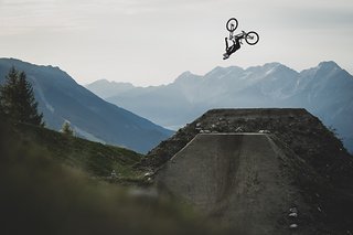 … bis zu fetten Tricks auf dem DH-Boliden!