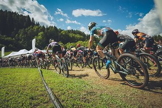 Der Start war sehr unruhig, was bei einem Fahrerinnenfeld von 80 Frauen auch normal ist Der Start war sehr unruhig, was bei einem Fahrerinnenfeld von 80 Frauen auch normal ist