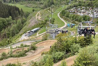 Willkommen mit der Aussicht auf den Zielberich der Orbea Enduro Challenge – hier haben wir einige schnelle Fahrerinnen und Fahrer abgelichtet. Willkommen mit der Aussicht auf den Zielberich der Orbea Enduro Challenge – hier haben wir einige schnelle Fahrerinnen und Fahrer abgelichtet.
