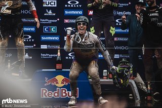 Diesen Typ muss man einfach lieben: Mit einem absolut unfassbaren Run hat Amaury Pierron nicht nur die Konkurrenz pulverisiert, sondern auf dem Podium auch noch mit einem richtig starken Style begeistert