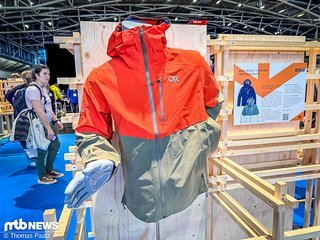 Die Jacke besteht aus 100 % recyceltem Nylon und ist als klimaneutral zertifiziert