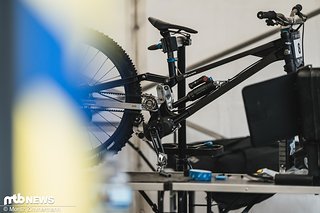 Monika Hrastnik ist auf einer neuen Version des Segos unterwegs, die sich von den anderen Team-Bikes unterscheidet.