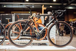 5,3 kg bringt dieser Carbon-Flitzer auf die Waage