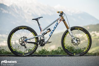 Das Pivot Phoenix von Bernard Kerr setzt vorne und hinten auf 29"-Laufräder und verfügt insgesamt über viel Carbon. Das Pivot Phoenix von Bernard Kerr setzt vorne und hinten auf 29"-Laufräder und verfügt insgesamt über viel Carbon.