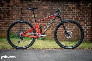 Das Ghost Lector FS rollt auf 29"-Laufrädern und kommt größenabhängig entweder mit 100 mm oder 120 mm Federweg.