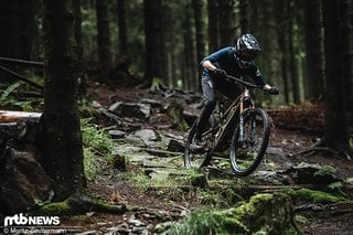 Arne fährt alles von Trail- bis Downhill-Bike und mag seine Cleats dabei weit nach hinten geschoben.