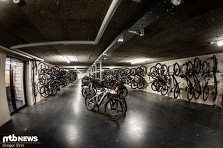 Ein Fahrrad-Hersteller hat natürlich eine eigene Tiefgarage für Bikes.