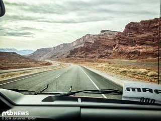 Auf dem Weg ins gelobte Land: Moab kündigt sich durch die bekannten Felsformationen an Auf dem Weg ins gelobte Land: Moab kündigt sich durch die bekannten Felsformationen an