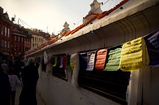An einer der größten Stupas. Immer schön links herum! An einer der größten Stupas. Immer schön links herum!