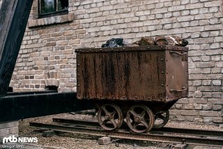 Wir sind keine Experten in Minen-Arbeit, aber mit 29"-Laufrädern und Carbon statt rostigem Stahl wäre die Erz-Förderung sicherlich um einiges leichter und spaßiger vonstattengegangen. Wir sind keine Experten in Minen-Arbeit, aber mit 29"-Laufrädern und Carbon statt rostigem Stahl wäre die Erz-Förderung sicherlich um einiges leichter und spaßiger vonstattengegangen.