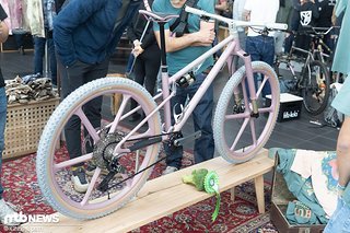 Das neue Huhn Cycles Stahl-Fully setzt auf 29"-Laufräder und hat einen Flexstay-Hinterbau