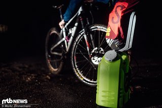 Los geht's! Mit dem Tragegriff kann das schwere Gerät bis zum Rad gezogen werden