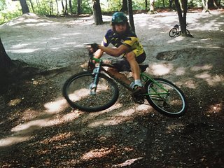1993: Tabletop, Whip, voll aufgedrehter Style-Hahn auf dem XC-Bike. 1993: Tabletop, Whip, voll aufgedrehter Style-Hahn auf dem XC-Bike.