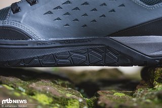 Durchlässiges Mesh an der Front und Belüftungslöcher an der Seite machen den Schuh eher zu einem Modell für höhere Temperaturen. Durchlässiges Mesh an der Front und Belüftungslöcher an der Seite machen den Schuh eher zu einem Modell für höhere Temperaturen.