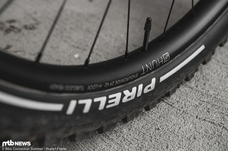 An den Bikes von Privateer verbaut sind breite und stabile Laufradsätze von Hunt