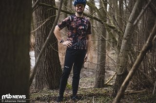 Farbenfroh! Das Bomb Flower Jersey mit kurzen Ärmeln ist nicht unauffällig. Auch dieses Jersey trägt Hannes in Größe XL Farbenfroh! Das Bomb Flower Jersey mit kurzen Ärmeln ist nicht unauffällig. Auch dieses Jersey trägt Hannes in Größe XL
