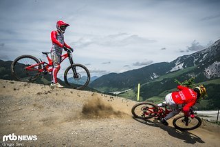 Oscar Griffith schaut zu wie Teamkollege Juanfer Velez die Strecke zerpflügt.