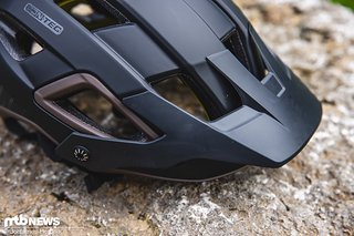 Das Visier des Helms, das sich in der Höhe anpassen lässt, ist aus Meeresplastik produziert und generell legt Contec viel Wert auf Nachhaltigkeit.