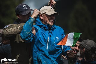 Diese Jungs mögen gegenüber den Franzosen klar in der Minderheit gewesen sein, aber die Freude über den irischen Sieg war grenzenlos