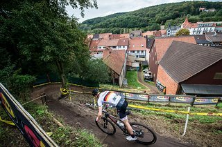 Markus Schulte-Lünzum im Downhill in die Altstadt von Bad Salzdetfurth.