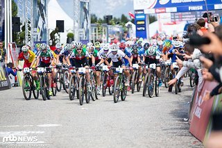 Start! Die Herren rasen los - Fumic erwischt einen guten Start.