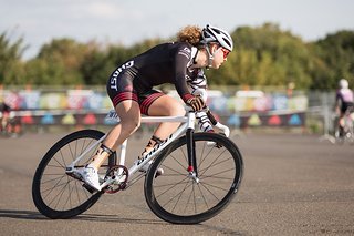 Anne zeigt eine tolle Leistung bei ihrer Fixie-Race-Premiere. Anne zeigt eine tolle Leistung bei ihrer Fixie-Race-Premiere.