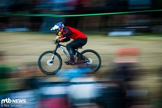 Tomas Slavik attackiert die Fahnen im Slalom