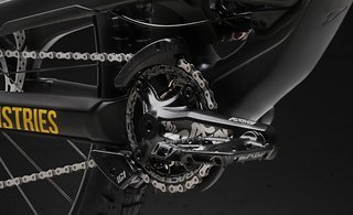 Der Kurbelsatz kommt von Race Face, geschaltet mit der SRAM GX DH – allerdings auch hier wieder mit e*thirteen-Kassette statt dem SRAM-Original gespect Der Kurbelsatz kommt von Race Face, geschaltet mit der SRAM GX DH – allerdings auch hier wieder mit e*thirteen-Kassette statt dem SRAM-Original gespect