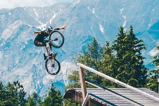 Auch Tomas Lemoine scheint ordentlich sicheren Halt auf dem neuen Pedal zu haben! Auch Tomas Lemoine scheint ordentlich sicheren Halt auf dem neuen Pedal zu haben!
