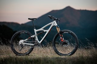 Das neue Ibis Mojo V4 rollt auf 27,5"-Laufrädern und verfügt über 140 mm Federweg an der Front sowie 130 mm am Heck Das neue Ibis Mojo V4 rollt auf 27,5"-Laufrädern und verfügt über 140 mm Federweg an der Front sowie 130 mm am Heck