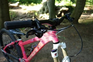 Das Cockpit ist mit dünnen Orbea-Griffen und Magura Einfinger-Hebeln perfekt für kleine Kinderhände Das Cockpit ist mit dünnen Orbea-Griffen und Magura Einfinger-Hebeln perfekt für kleine Kinderhände