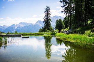 Stilechte Mittagspause. BBQ am See mit Panorama. Wow, Aventyr. Stilechte Mittagspause. BBQ am See mit Panorama. Wow, Aventyr.