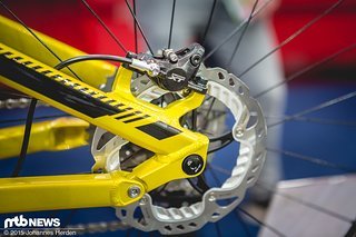 Am Swoop 170 kommen Shimano XT-Bremsen mit Ice-Tec Scheiben zum Einsatz
