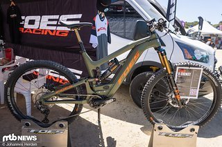 Für die Freunde motorisierter Bikes hatte Foes ebenfalls etwas – das Foes E-Ticket mit 160/150 mm Federweg und Mullet-Aufbau. Für die Freunde motorisierter Bikes hatte Foes ebenfalls etwas – das Foes E-Ticket mit 160/150 mm Federweg und Mullet-Aufbau.
