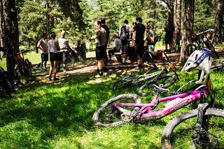 Auch die Bikes scheinen die Pause zu genießen. Auch die Bikes scheinen die Pause zu genießen.