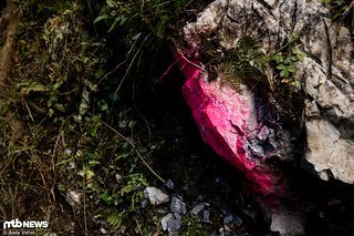 Und ja, Steine mit bunter Farbe dran gibt es auch zuhauf.