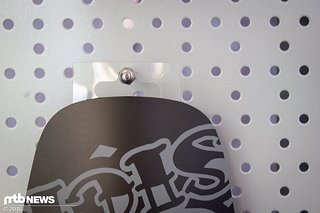 Gehalten wird das Ganze von einem kleinen Stück Klebeplastik, das im Bikeshop bei Verkauf abgenommen und für den nächsten Sattel verwendet werden kann